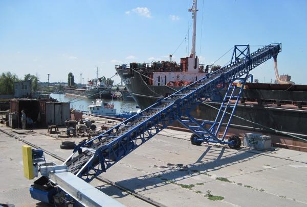 Ленточный конвейер для погрузки зерна в судно